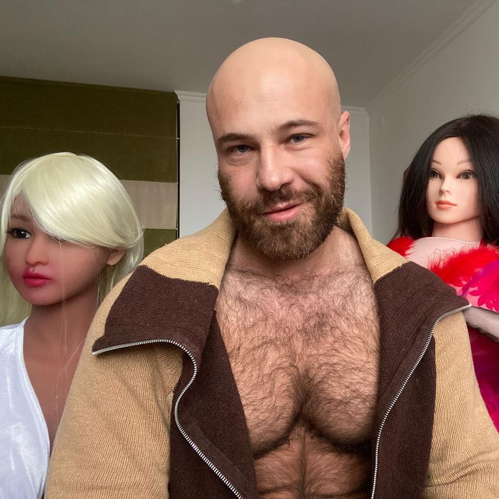 Yuri Tolochko mit seinen Puppen