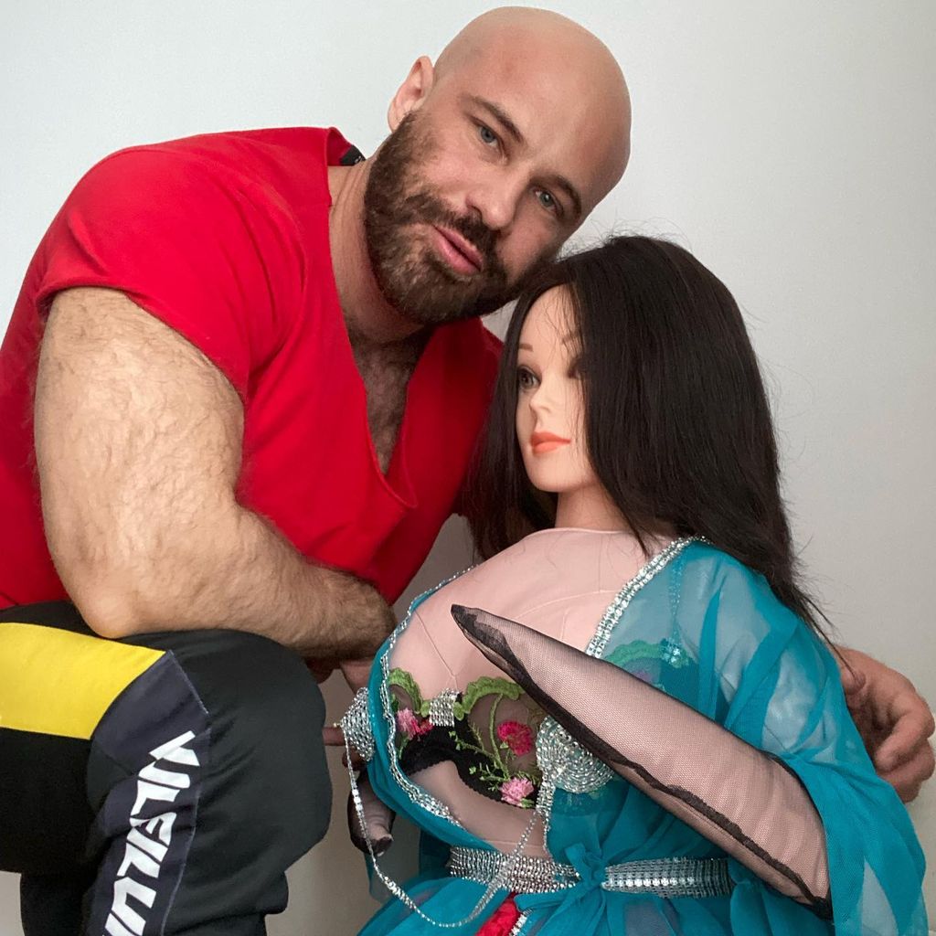 Yuri Tolochko mit seiner Puppe Lola