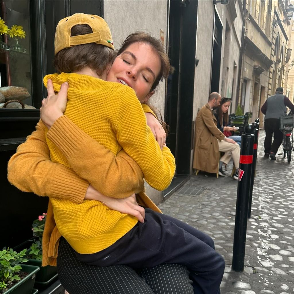 Yvonne Catterfeld und ihr Sohn im Juli 2024