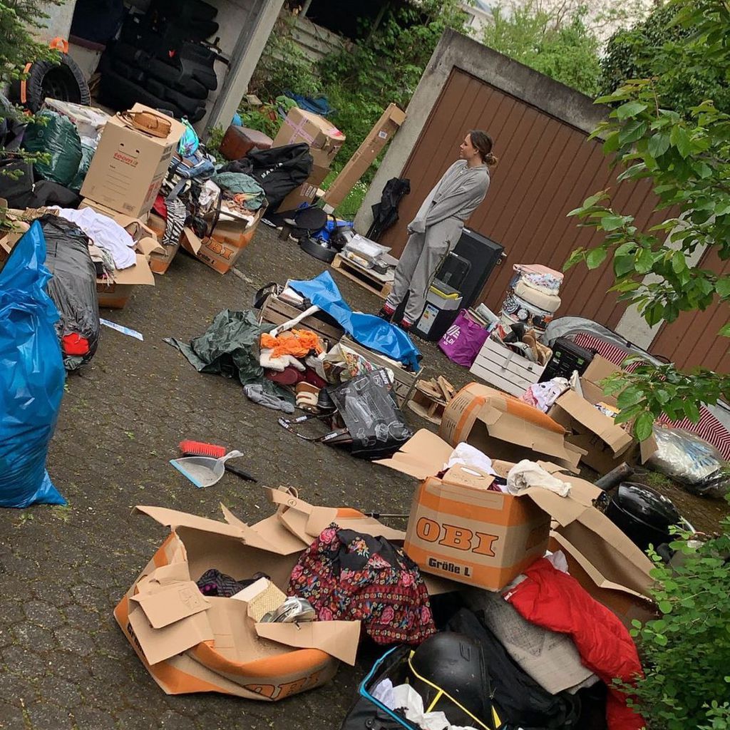 Yvonne Pferrer beim Ausmisten nach der Mäuseplage