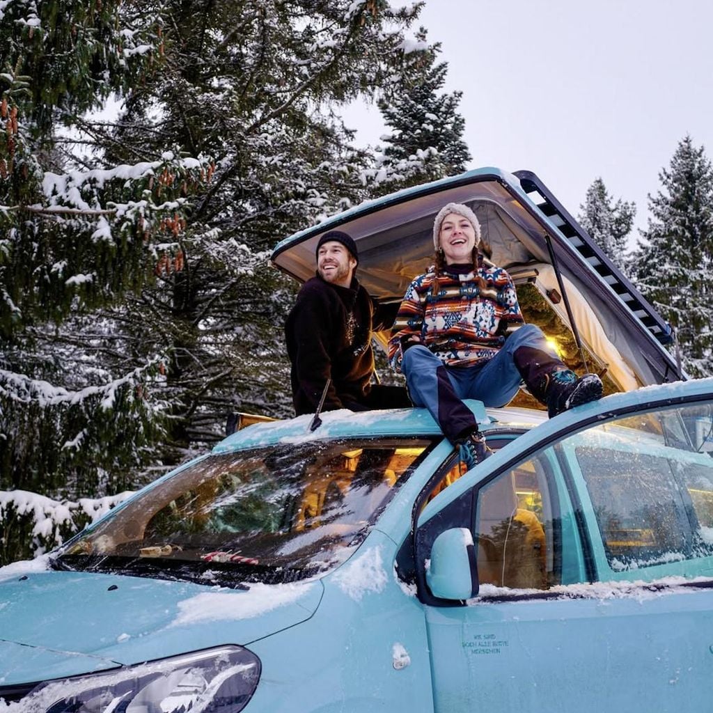 Yvonne Pferrer und Jeremy Grube auf dem Dach ihres Campers