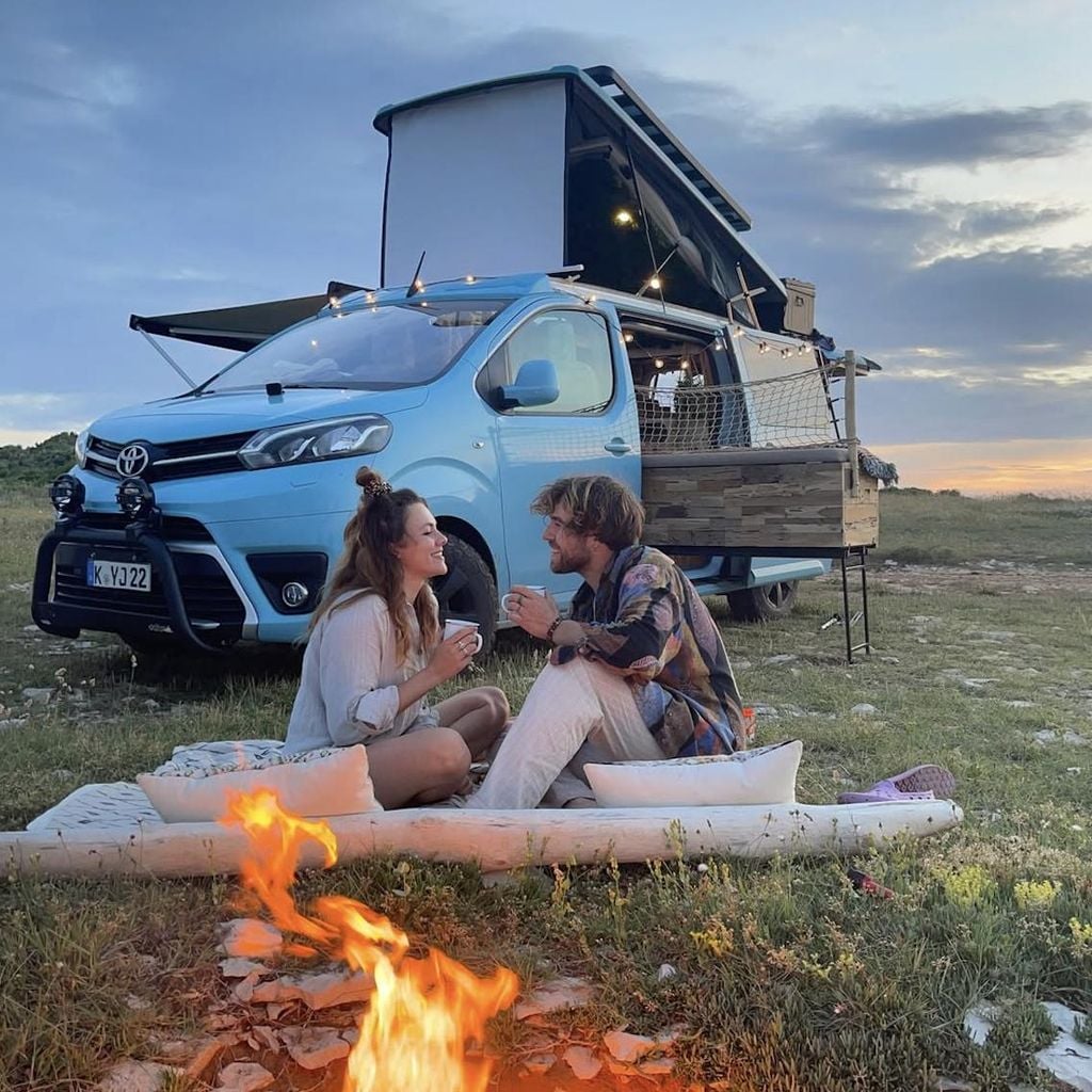Yvonne Pferrer und Jeremy Grube vor ihrem Camper