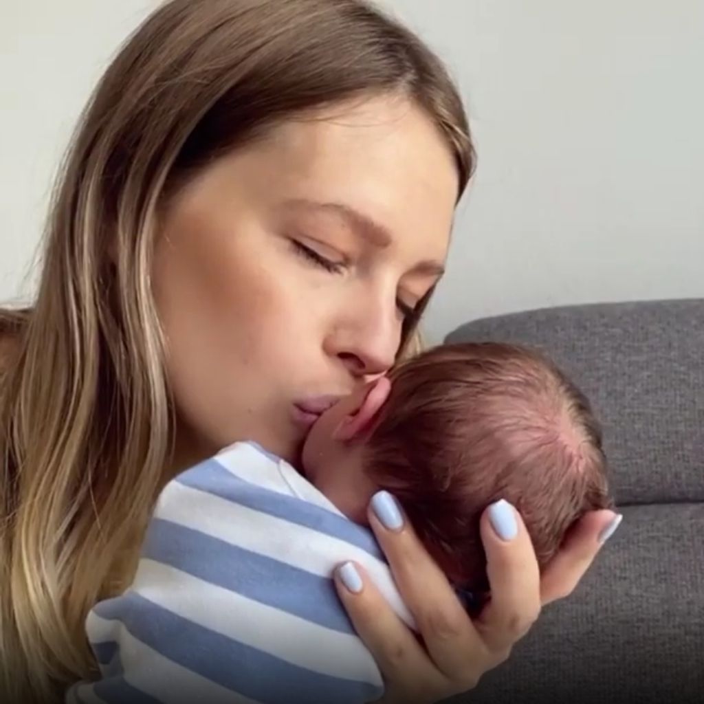 Yvonne Schröder mit ihrem Baby