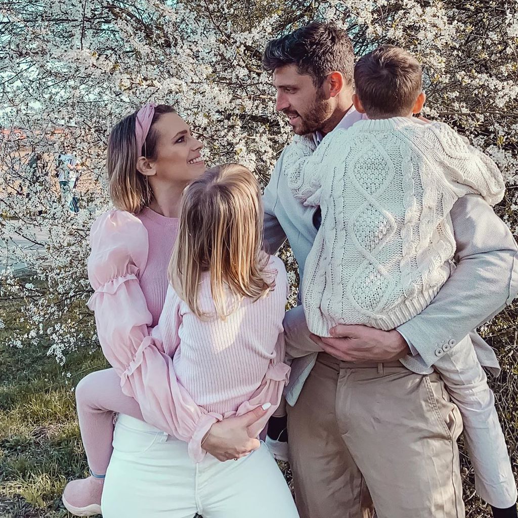 Yvonne Schröder mit ihrem Mann Tim und den beiden Kindern, März 2020