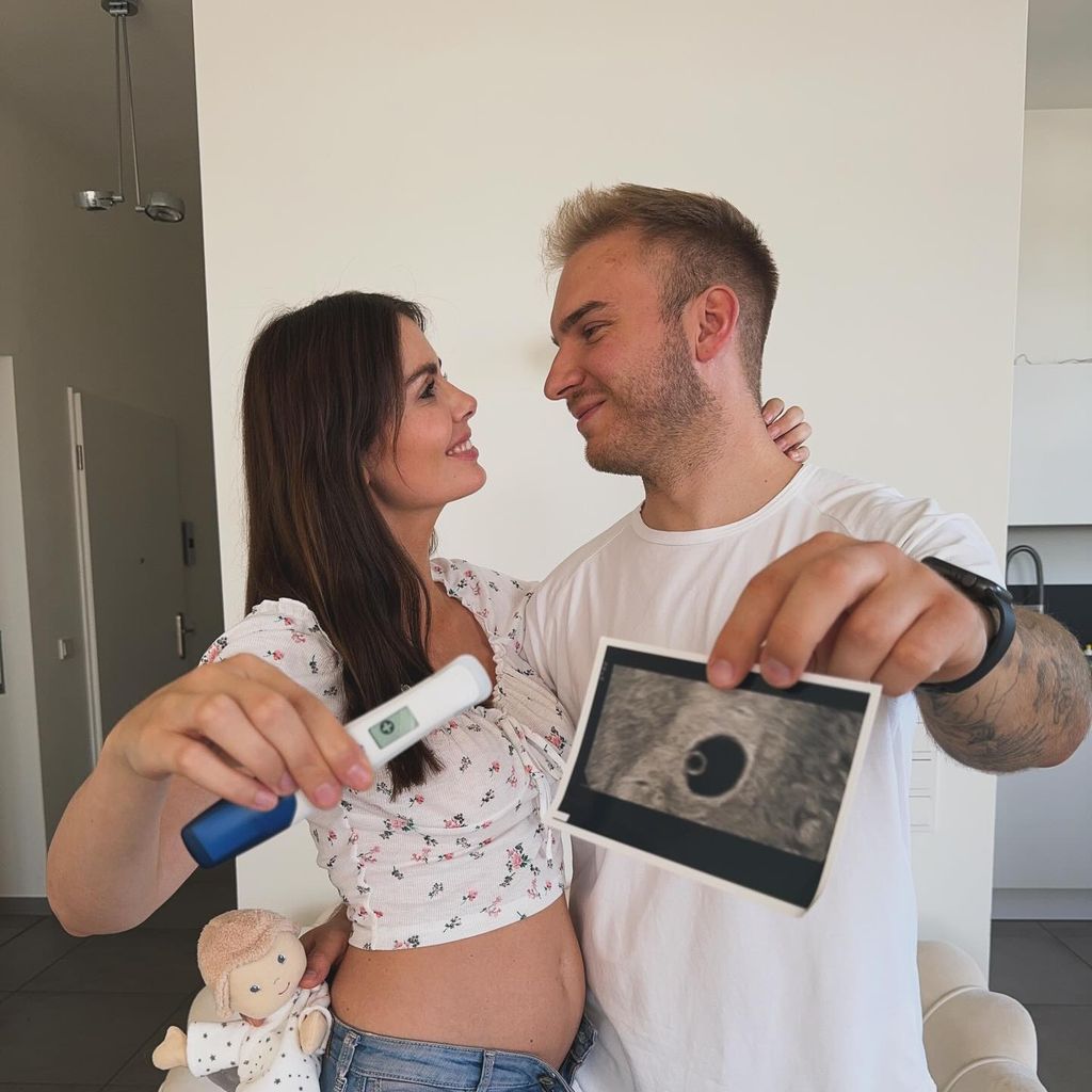 Yvonnedilauro und ihr Mann Alex bei der Verkündung ihrer zweiten Schwangerschaft