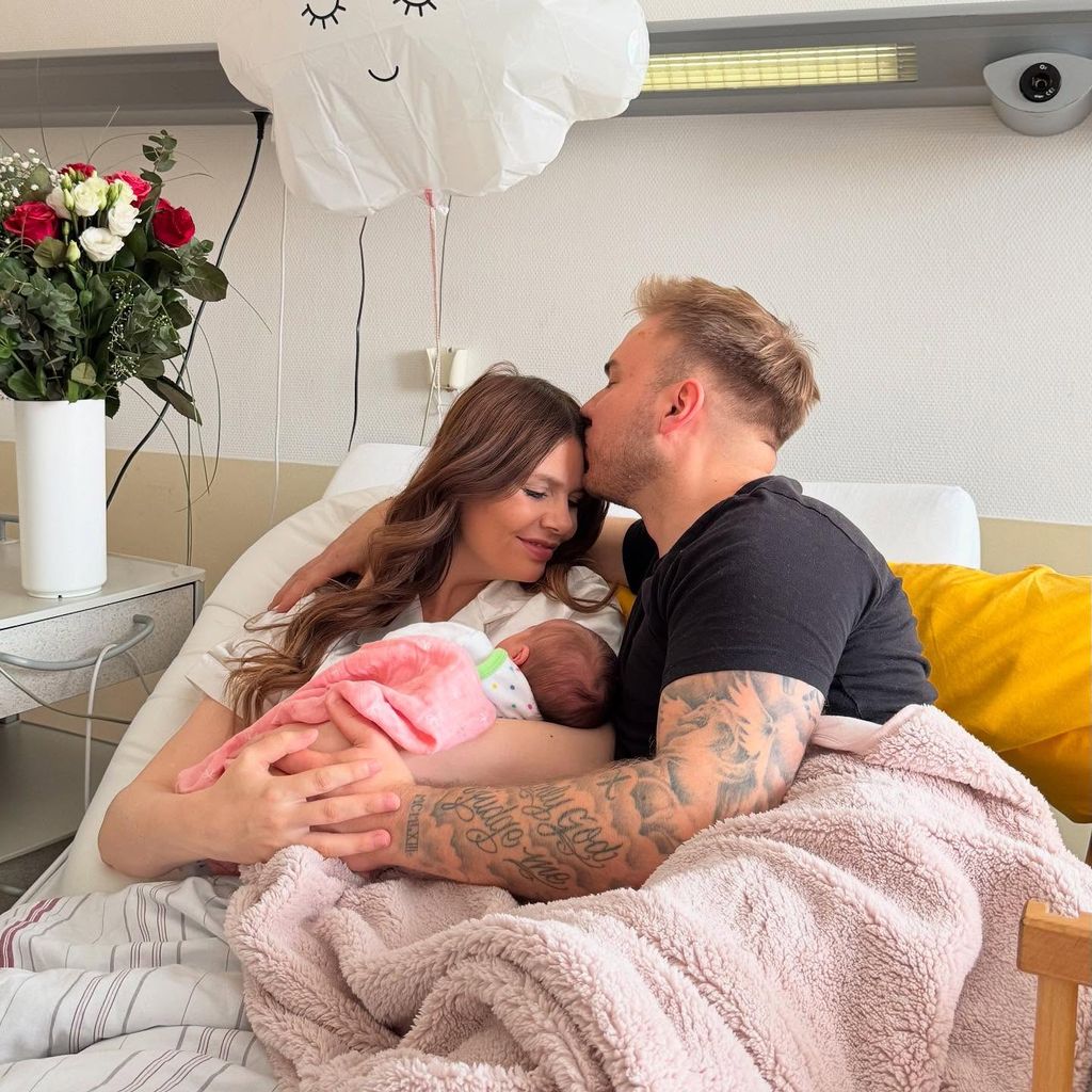 Yvonnedilauro und ihr Partner mit ihrem Baby