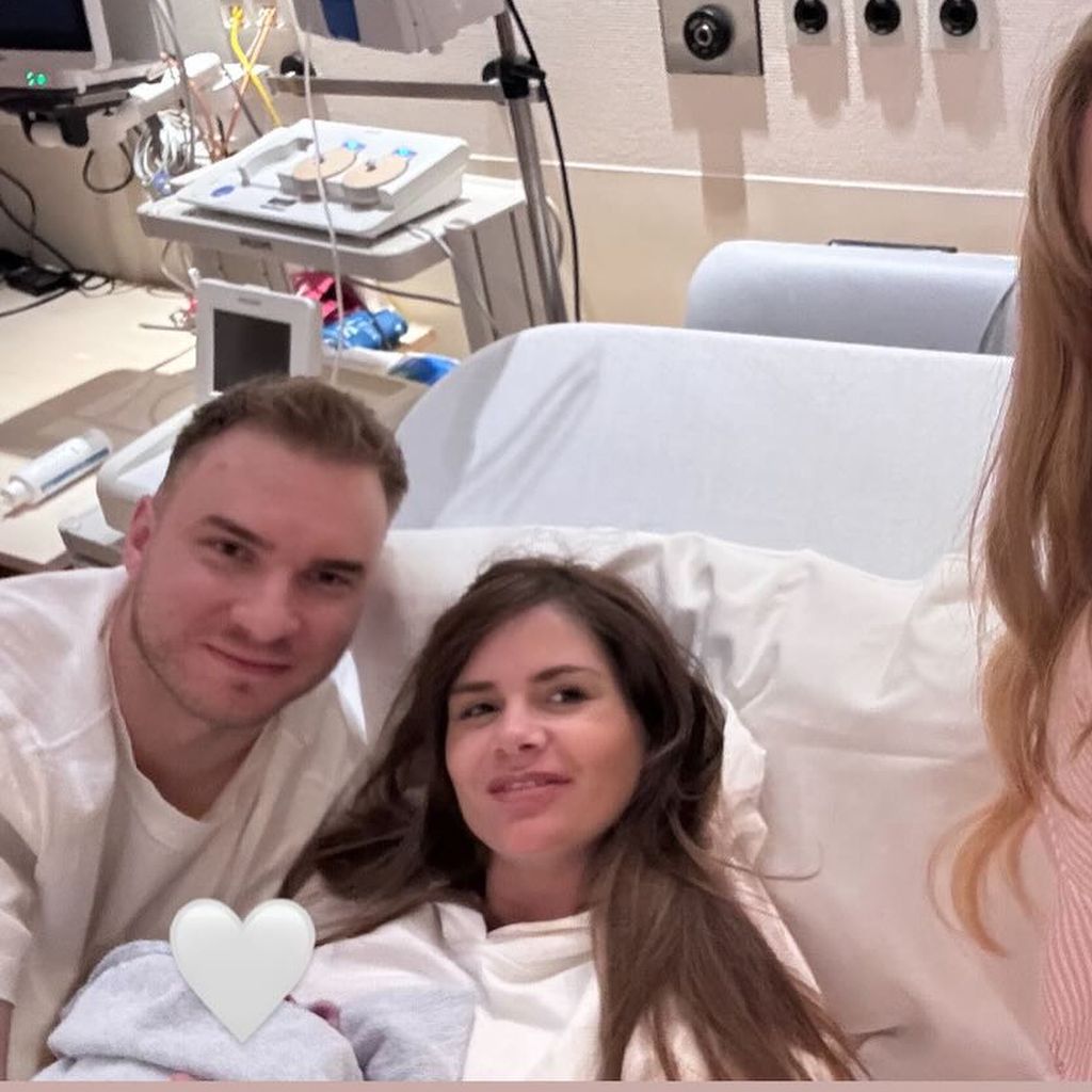 Yvonnedilauro mit ihrem Ehemann Alex, ihrer Tochter und ihrer Freundin Jenni, April 2025