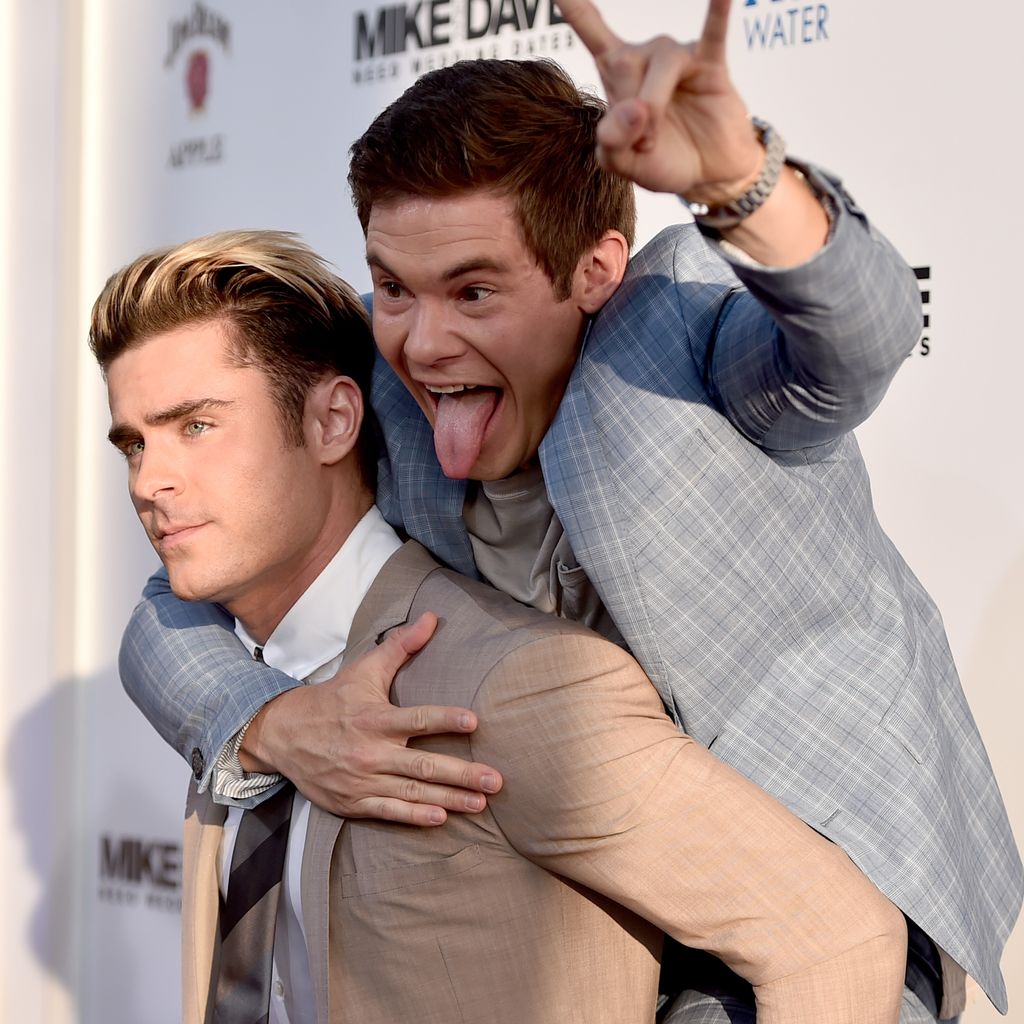 Zac Efron und Adam Devine bei einer Kino-Premiere