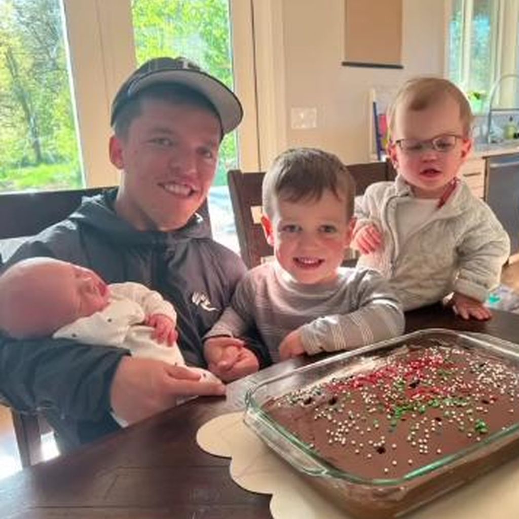 Zach Roloff mit seinen Kindern Josiah, Jackson und Lilah im Mai 2022