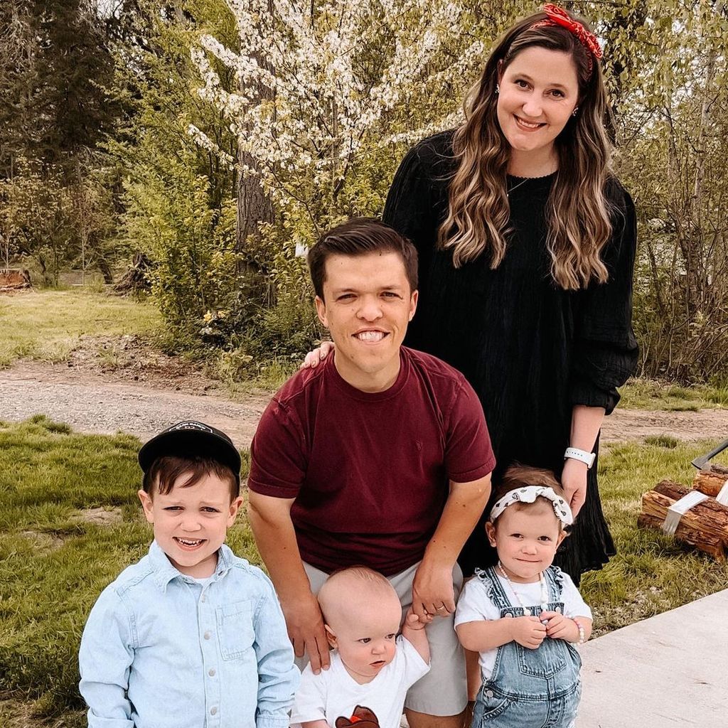 Zach Roloff und Tori Roloff mit ihren Kindern
