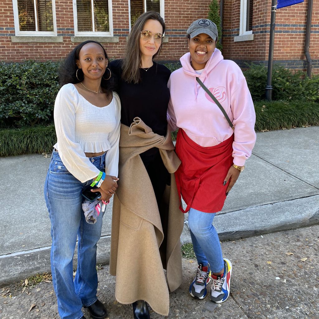 Zahara und Angelina Jolie mit einem Fan vor dem College