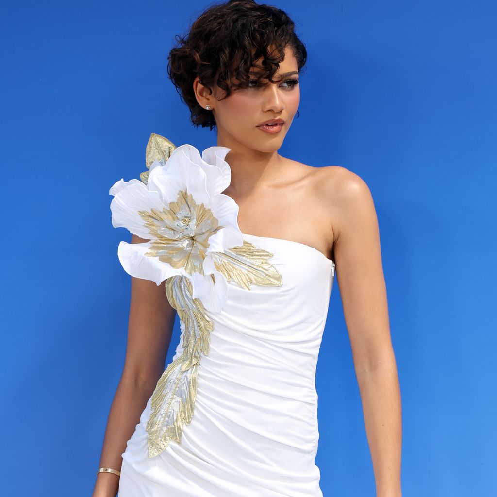 Bei den Essence Black Women In Hollywood Awards: Zendaya in einem weißen One-Shoulder-Kleid mit floralen Details