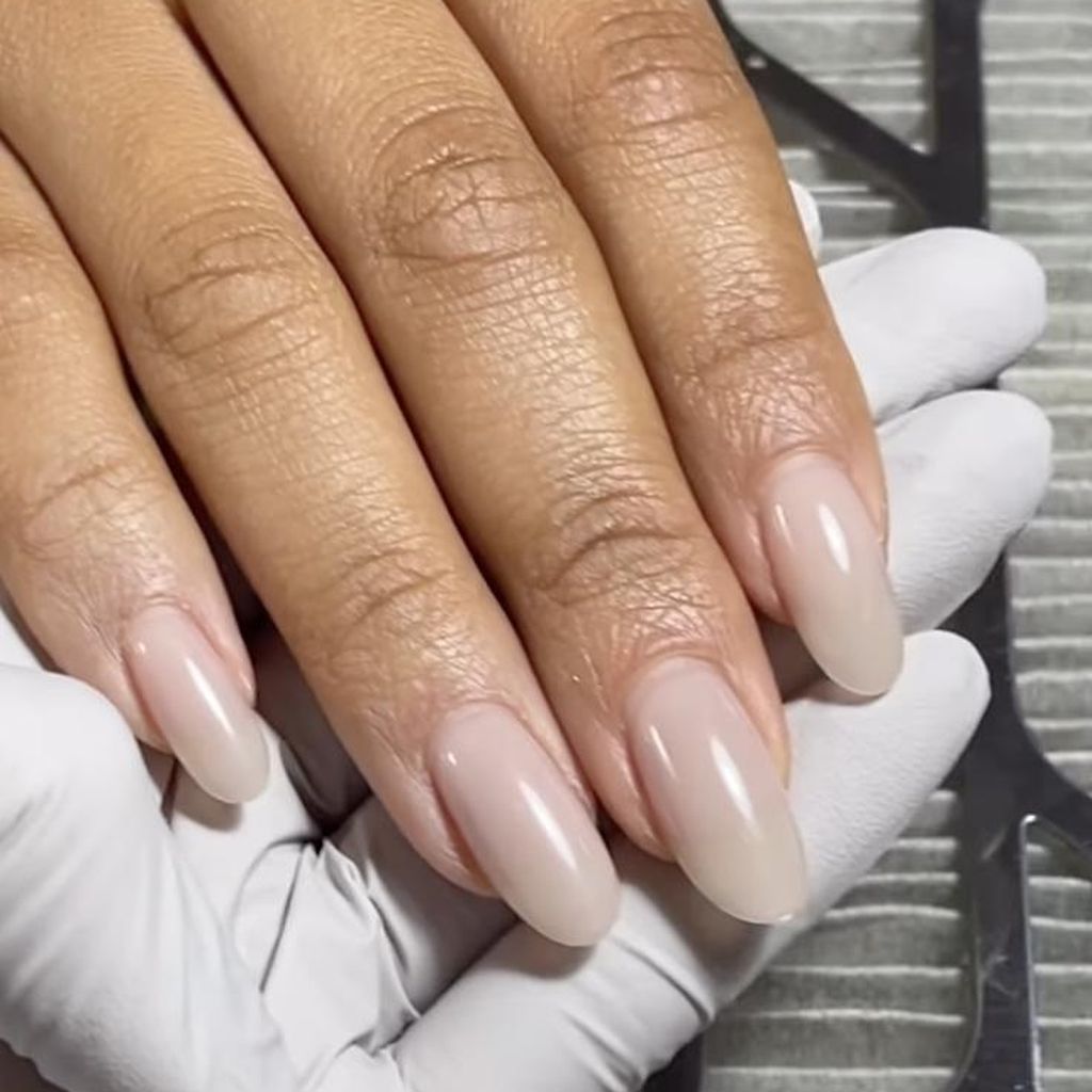 Zendayas schlichte Hochzeitsnägel