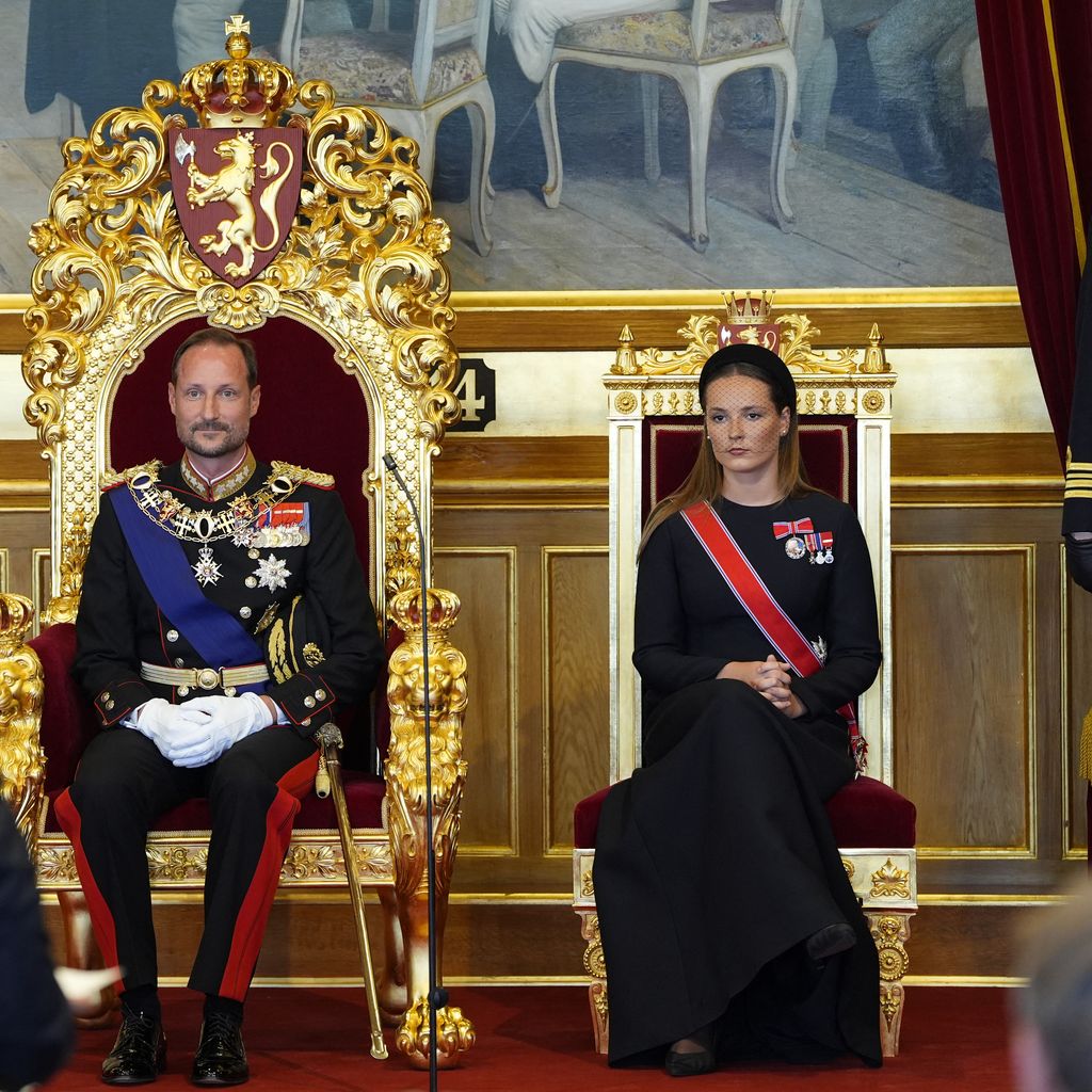 König Haakon und Prinzessin Ingrid Alexandra bei der Vereidigung des neuen Königs im Storting in Oslo