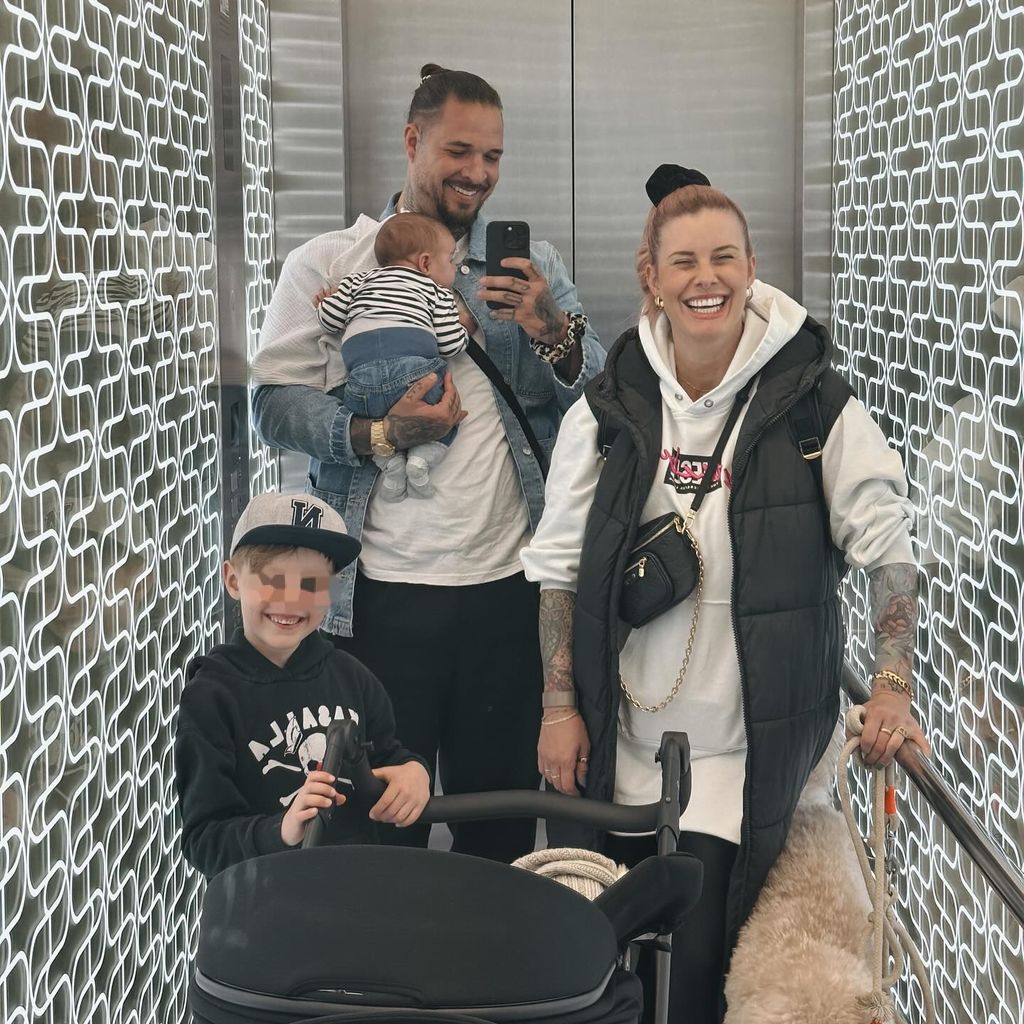 Zico Banach, Pia Tillmann, Pias Sohn Henry und ihr gemeinsamen Baby im Mai 2024
