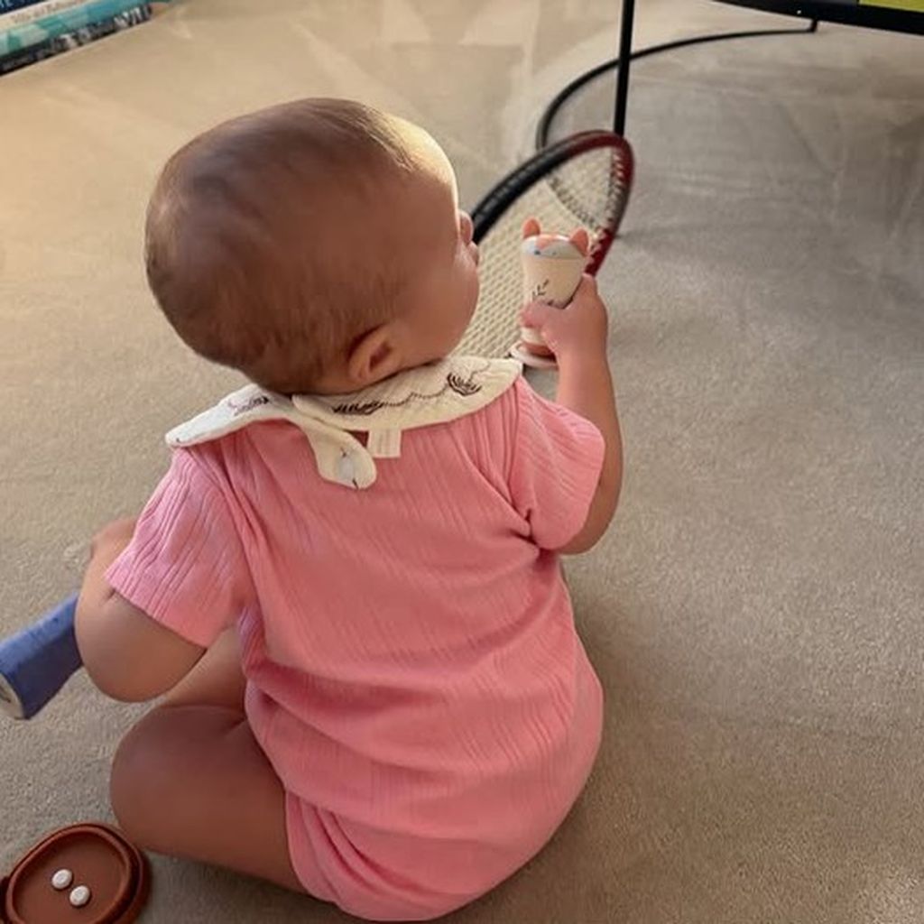 Zoë Vittoria mit einem Tennisschläger