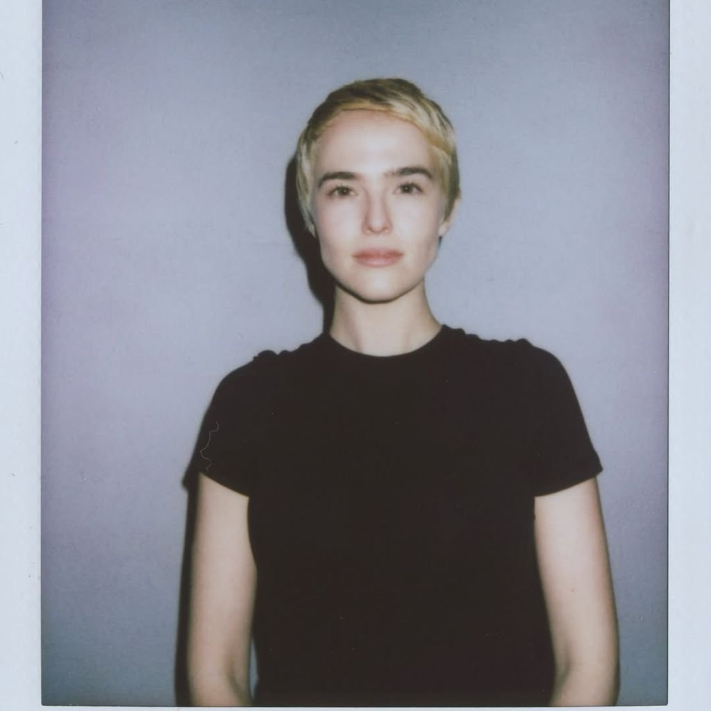 Zoey Deutch mit ihrem neuen, blonden Pixie-Cut