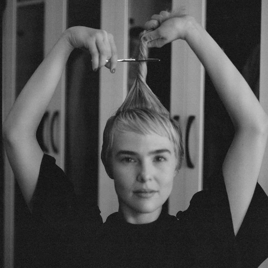 Zoey Deutch schneidet sich für ihre Filmrolle die Haare