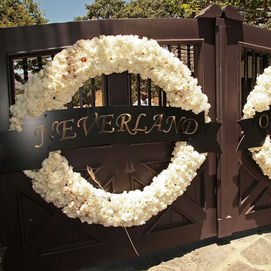 Kranzschmuck am Tor von Michael Jacksons Neverland Ranch in Los Olivos, 28. Juni 2009