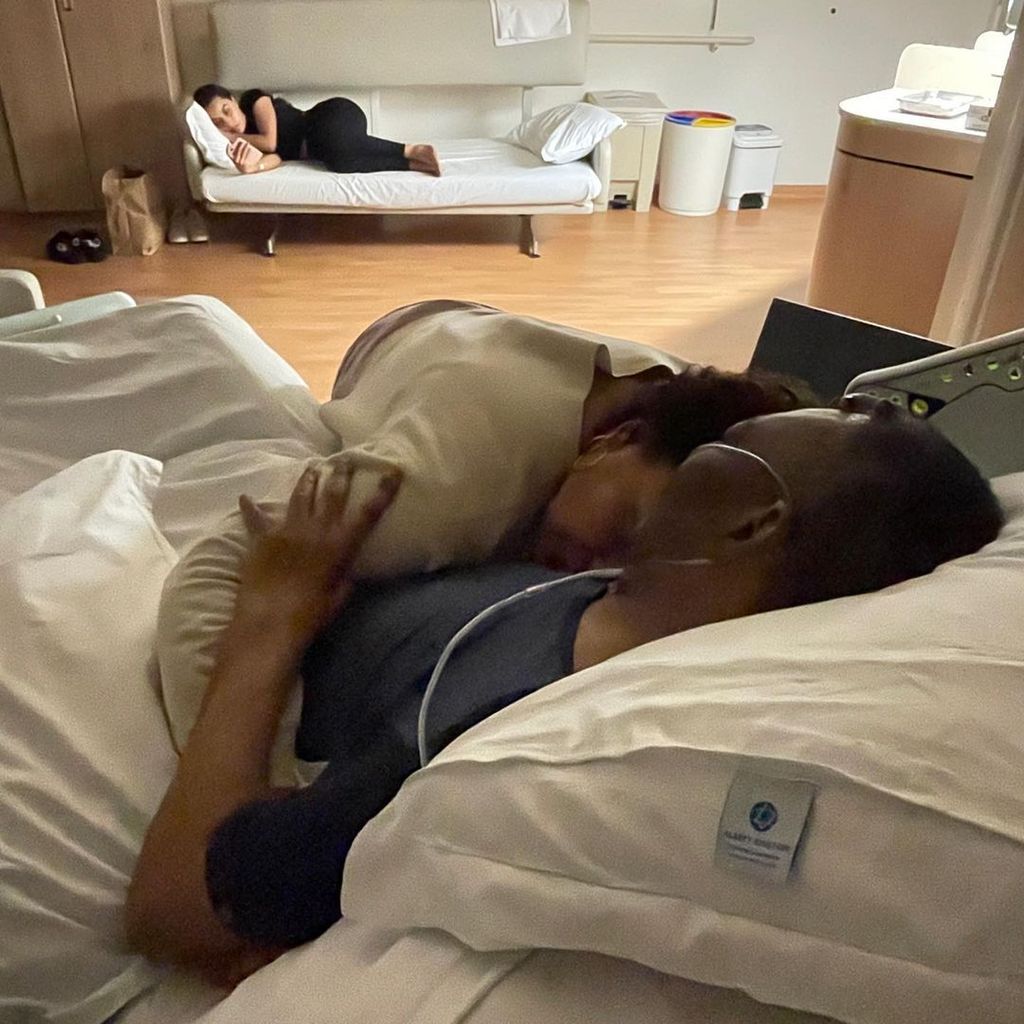 Zwei Kinder von Pelé bei ihm im Krankenhaus