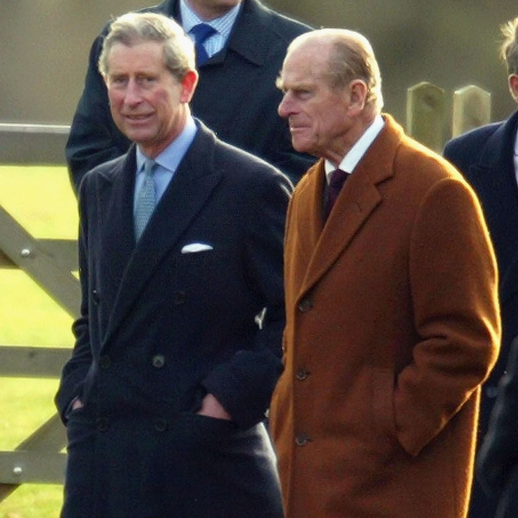 Zwei Männer in Mänteln gehen nach dem Weihnachtsgottesdienst in Sandringham, 2003