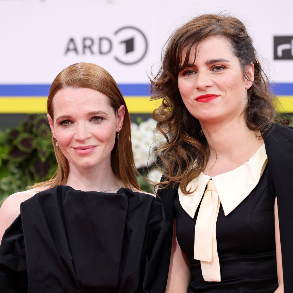 Karoline Herfurth und Nora Tschirner bei der Verleihung des Deutschen Filmpreises 2022