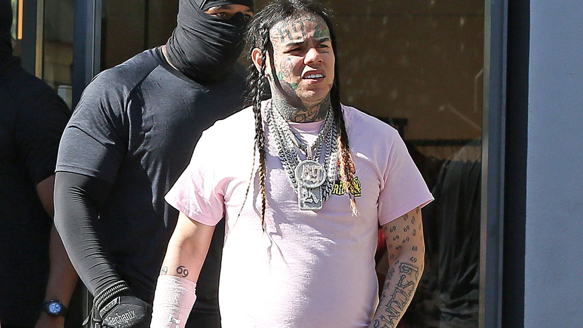 Über Hund gestolpert: Rapper 6ix9ine hat sich Arm verletzt!