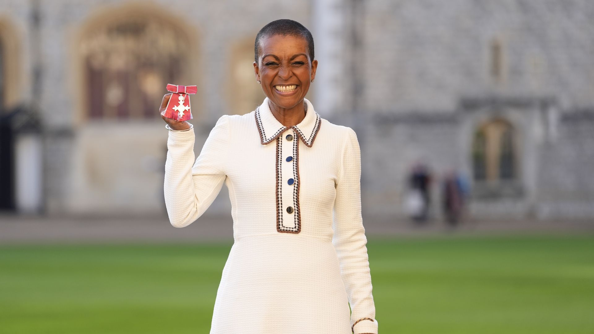 Prinz-William-ehrt-Adjoa-Andoh-mit-britischem-Ehrenabzeichen