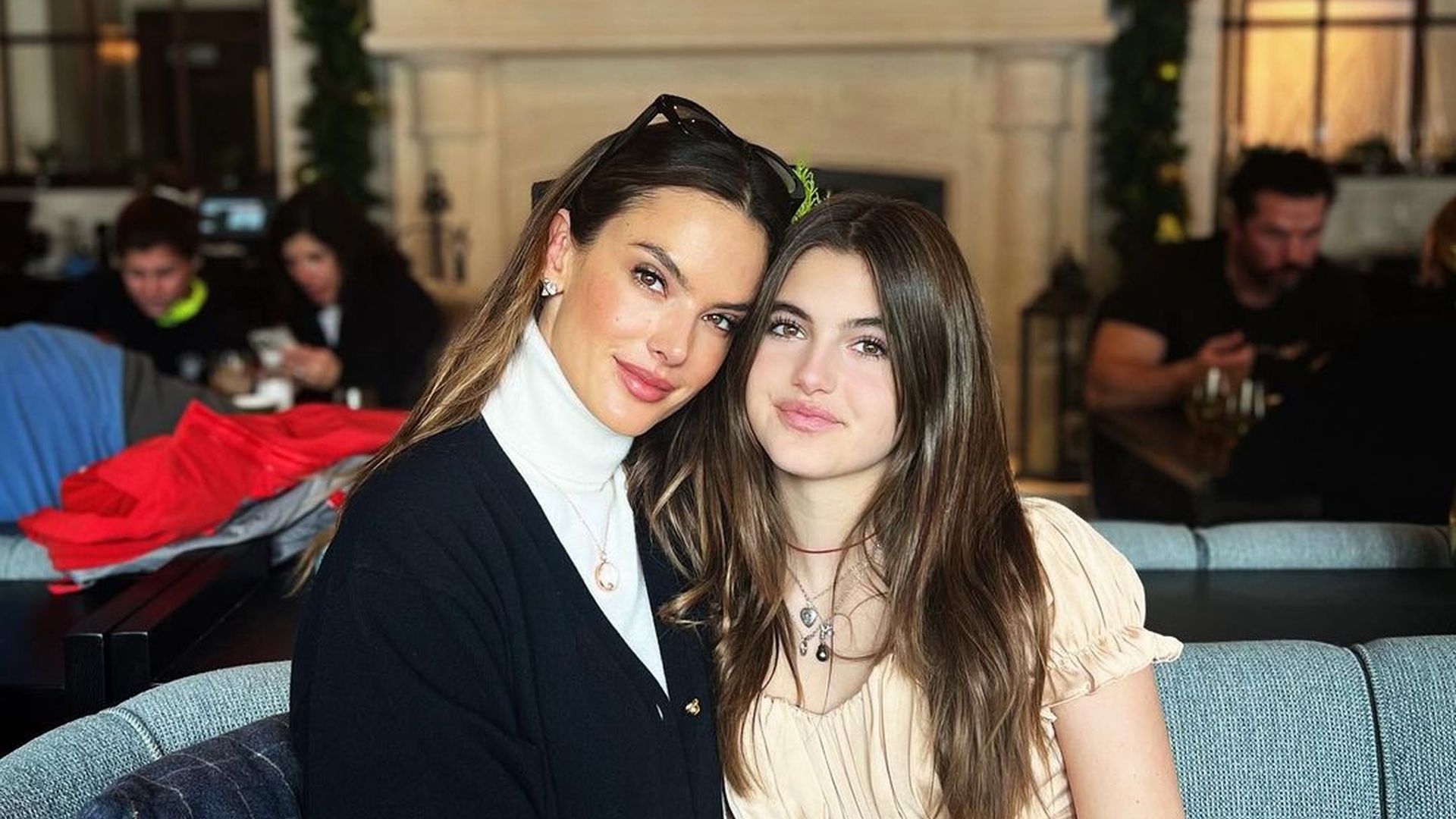Alessandra-Ambrosio-legt-seltenen-Auftritt-mit-Tochter-hin