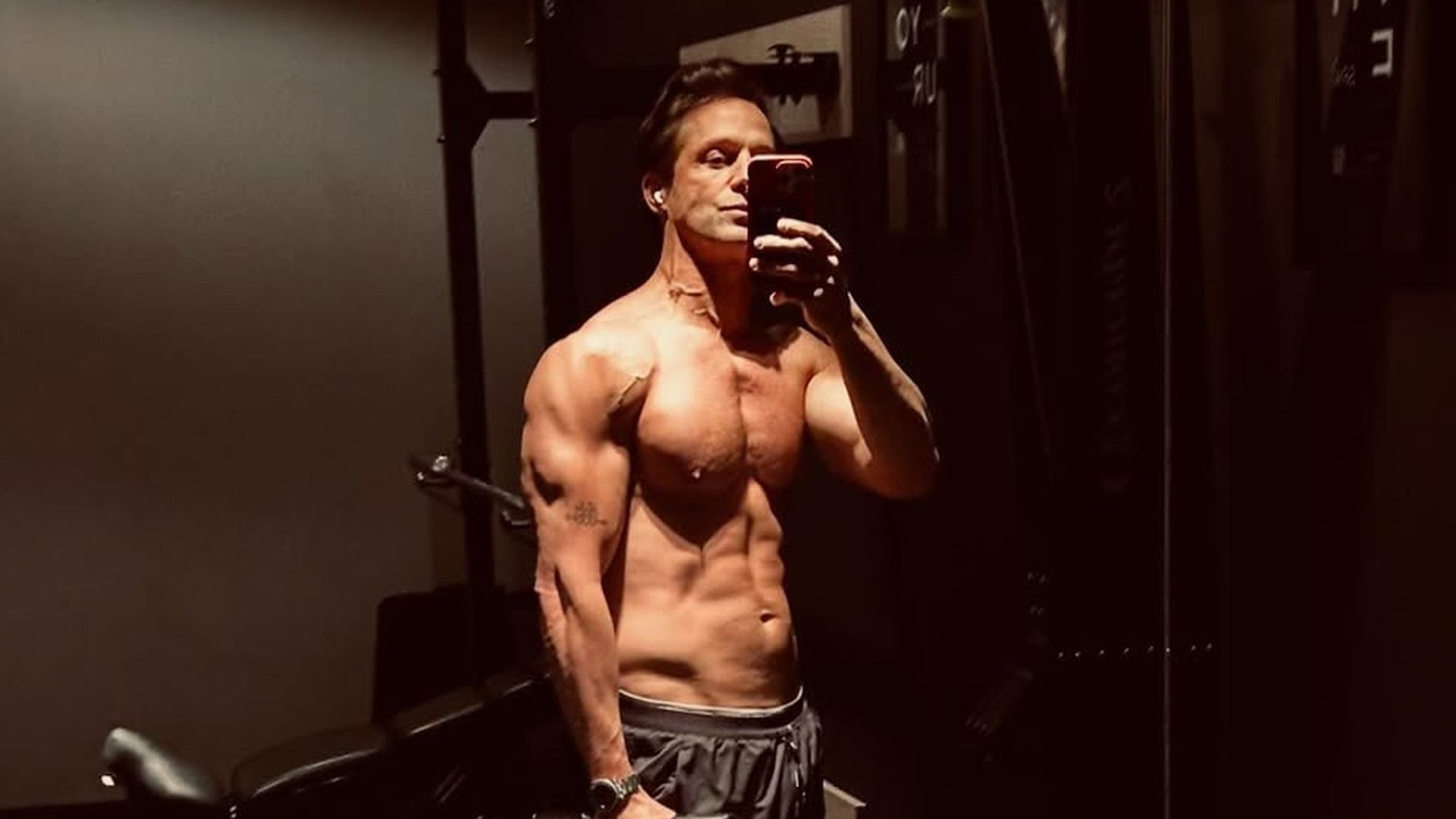 TV-Koch-Alex-Kumptner-verz-ckt-Fans-mit-freiem-Oberk-rper