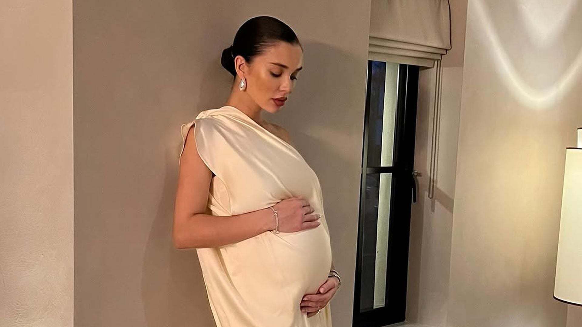 Amy Jackson verzaubert Fans mit neuen Fotos ihres Babybauchs
