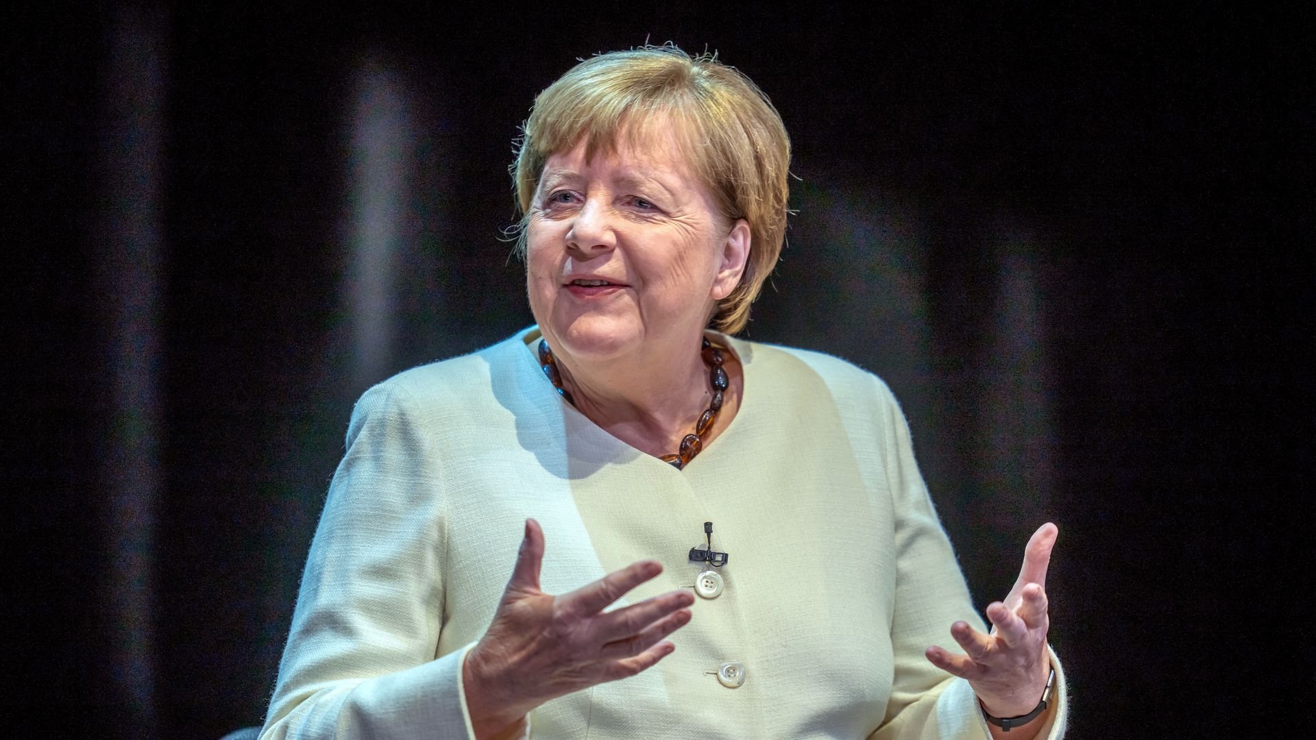 Deshalb-bricht-Ex-Kanzlerin-Angela-Merkel-mit-Kult-Geste