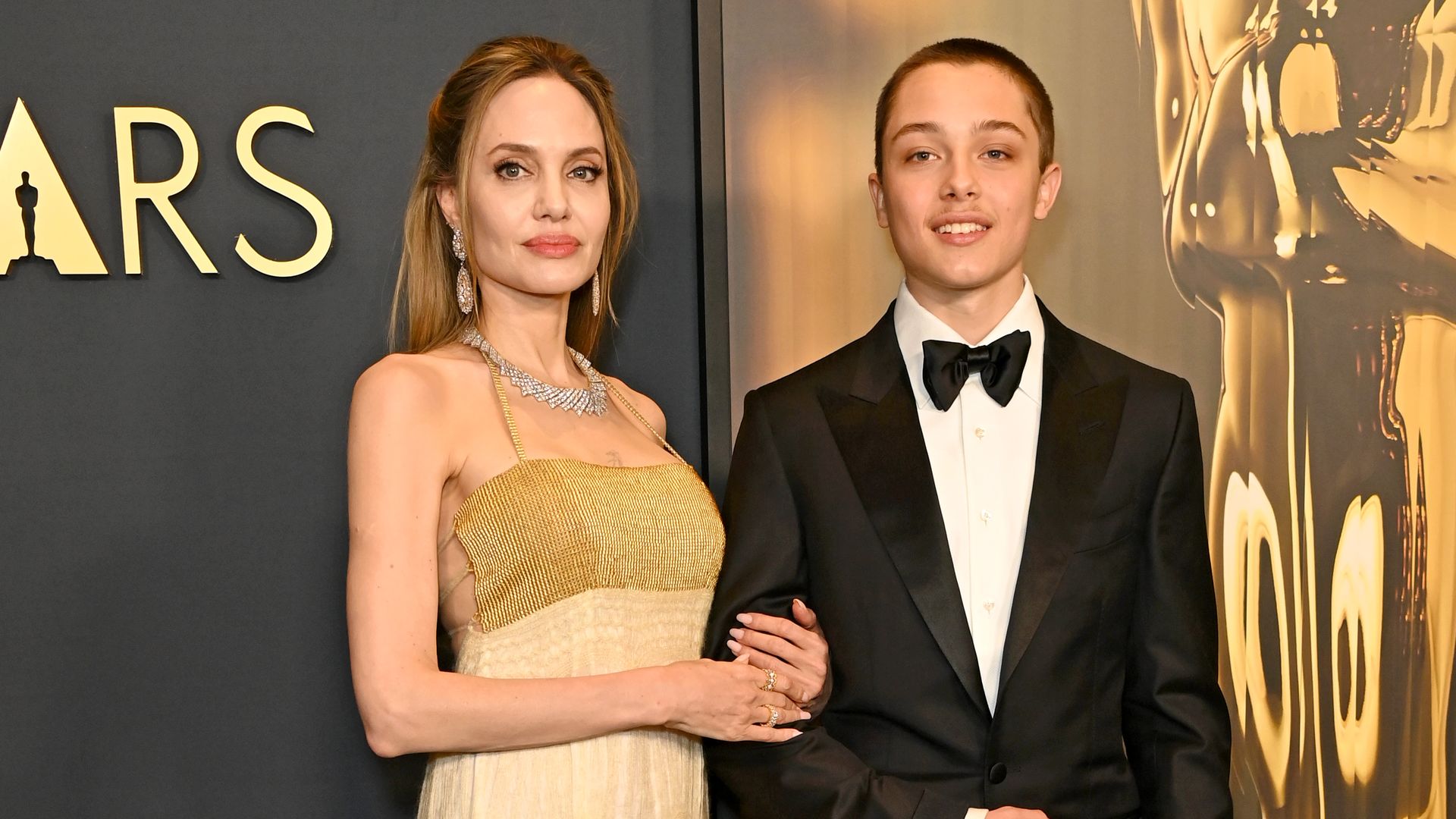 Wie-Mama-Angelina-Jolie-fr-her-Knox-tr-gt-bunten-Pixie-Cut