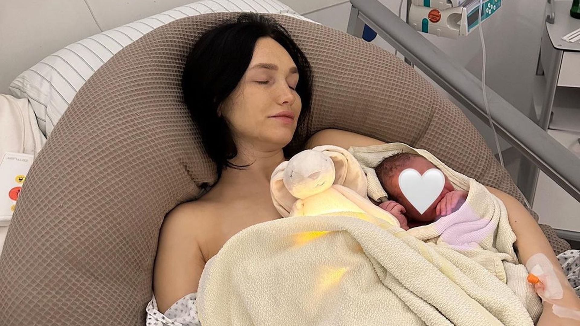 Traumatisch": Anna Adamyan meldet sich zum Geburtsverlauf
