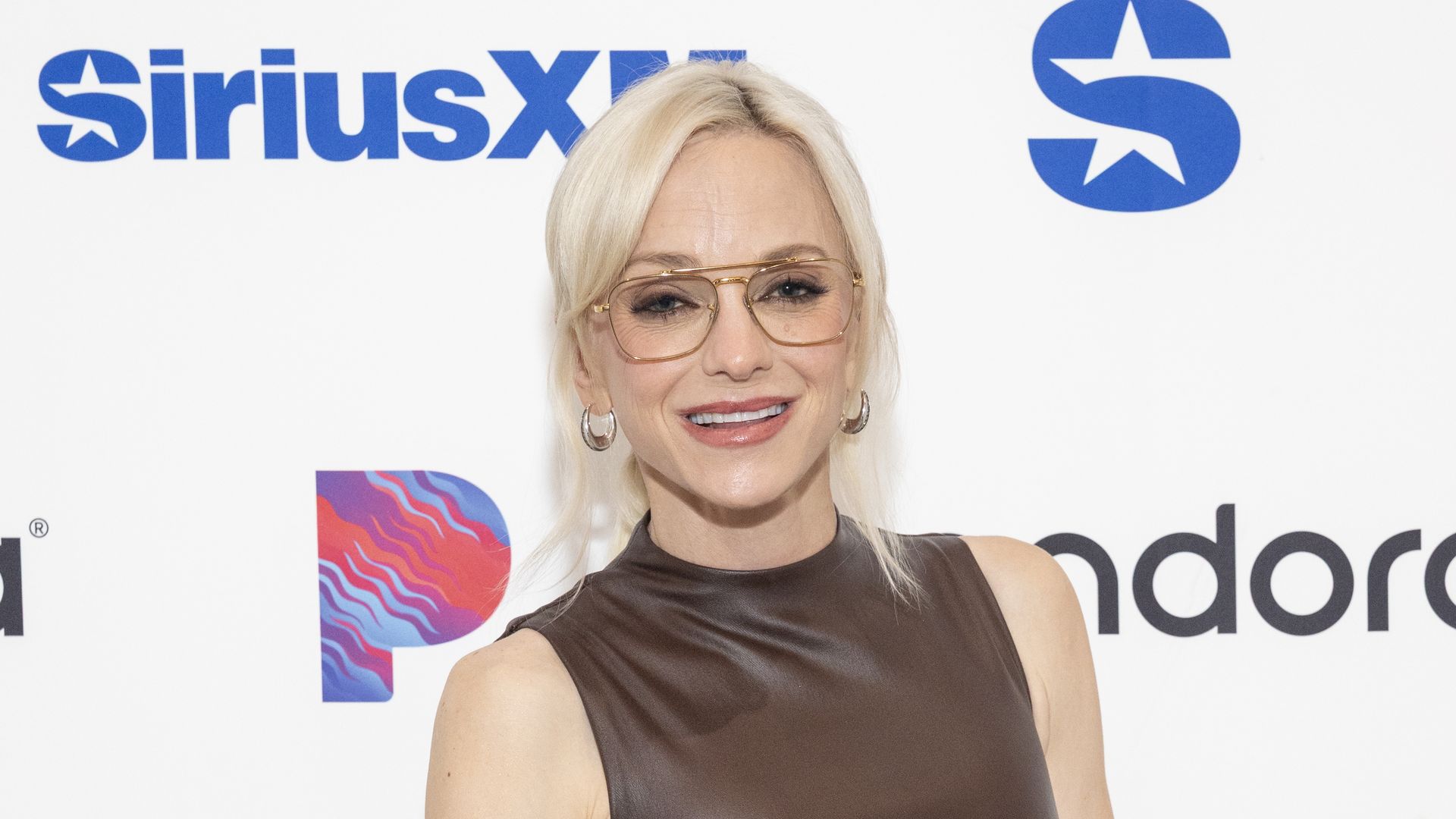 Anna Faris überrascht im Bikini-Clip zu "Spa Weekend"