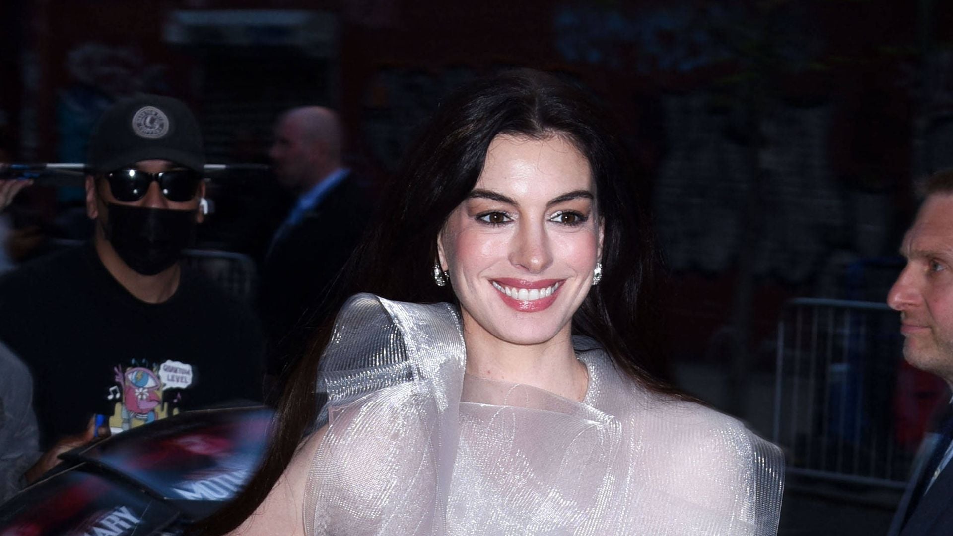 https://content.promiflash.de/article-images/video_1080/anne-hathaway-bei-der-mother-mary-screening-premiere-im-metrograph-in-new-york-getragenes-weisses-transparent-wirkendes-rueschenkleid-und-clutch-in-der-hand.jpg