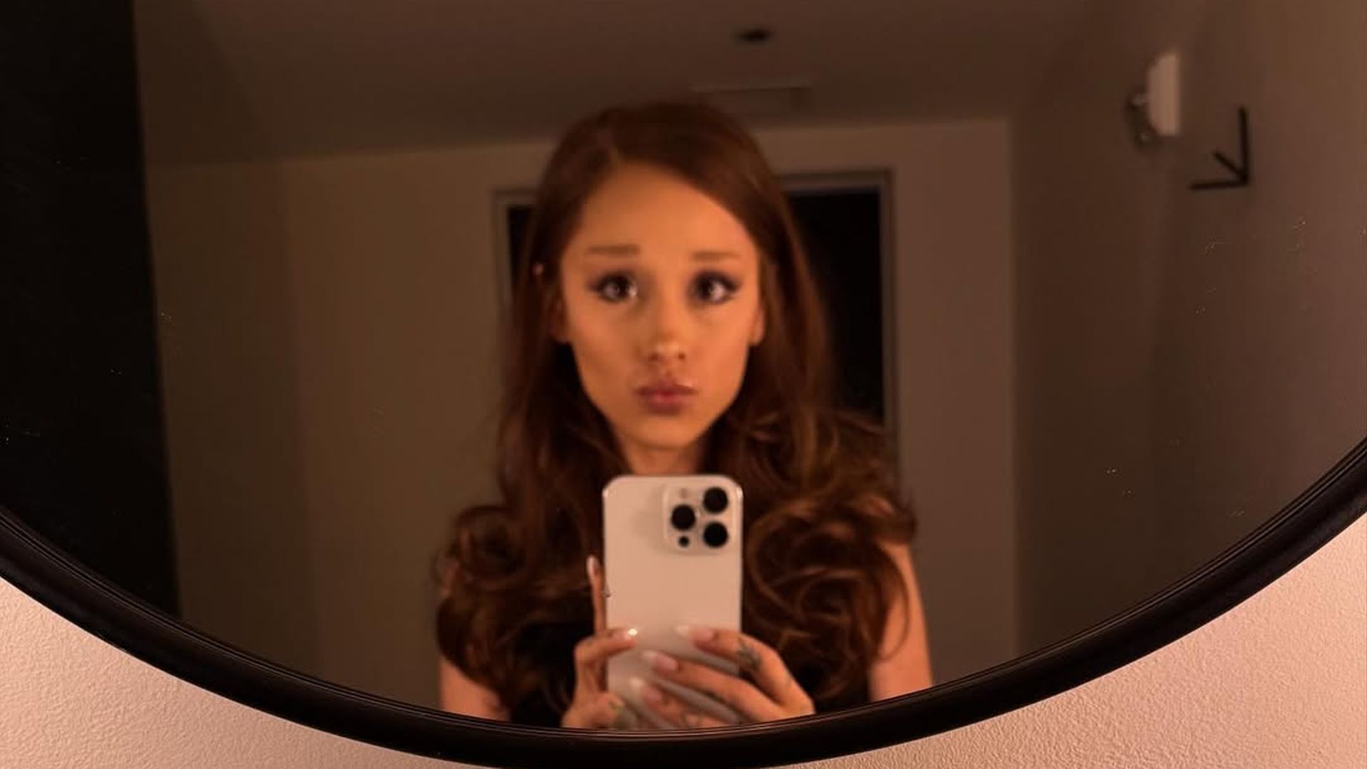 Zur-ck-zur-Natur-Ariana-Grande-berrascht-mit-Haarfarbe