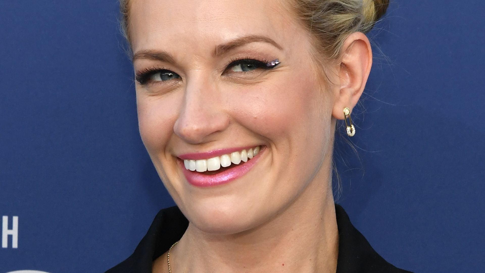 2 Broke Girls: Beth Behrs bezaubert mit Nudetönen