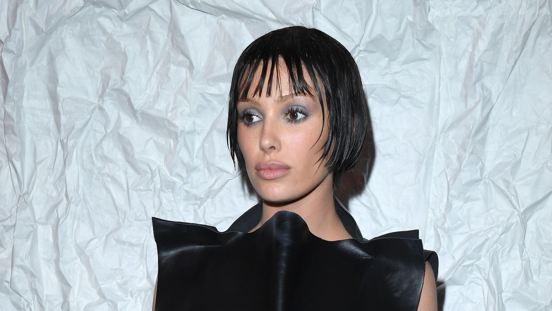 Bianca-Censori-sorgt-in-ihrem-roten-Latex-Look-f-r-Aufsehen