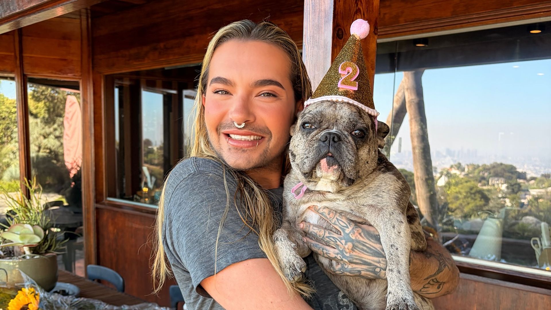 Sie-mochte-den-Hund-nicht-Bill-Kaulitz-w-tend-auf-Airline