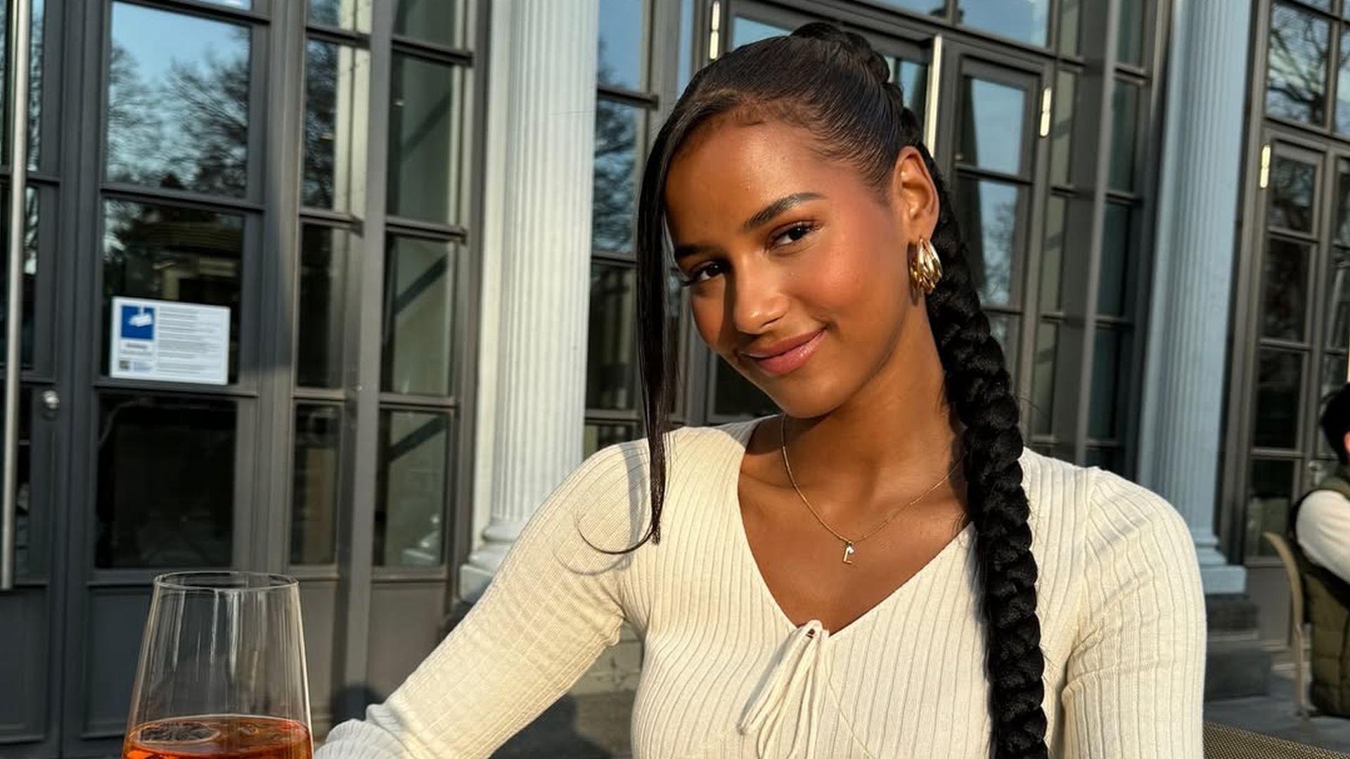 Frecher-Flirt-im-Pool-Brenda-triggert-das-Temptation-Light