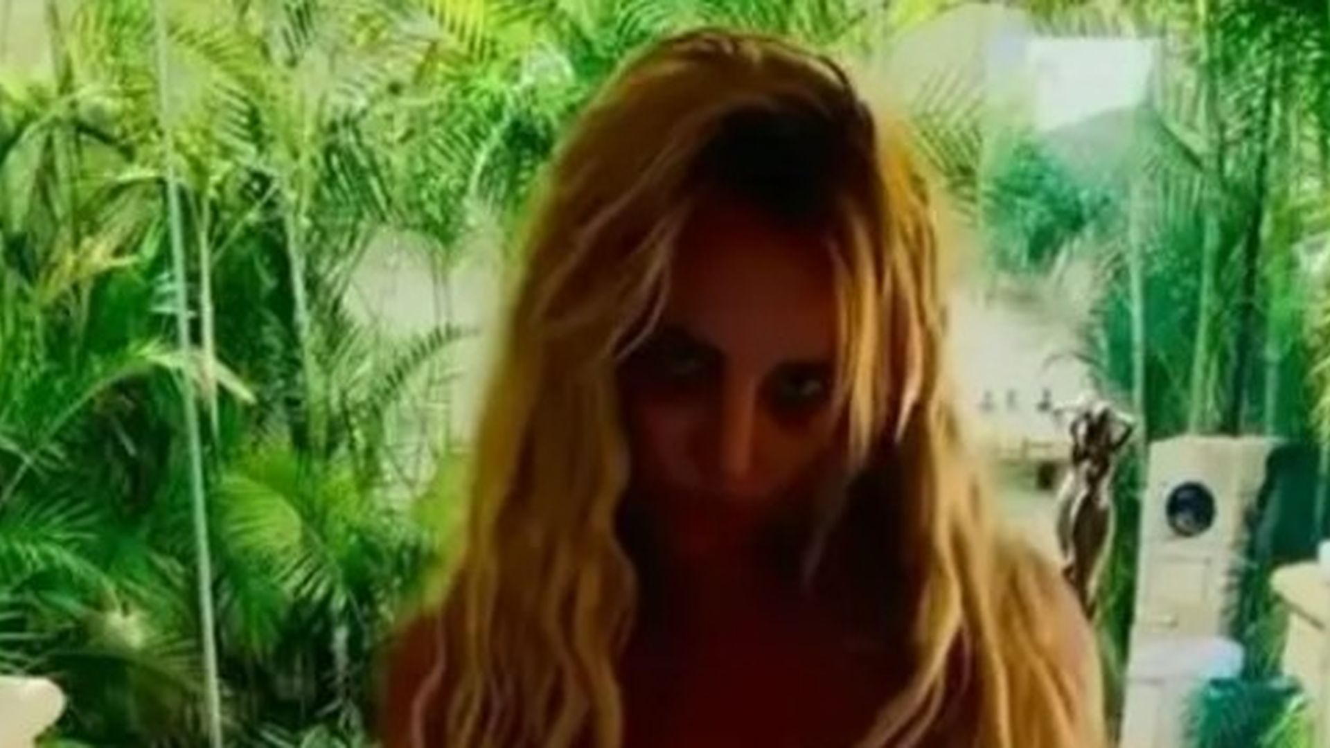 Britney-Spears-ver-ffentlicht-Bikini-Video-mit-Nippelblitzer
