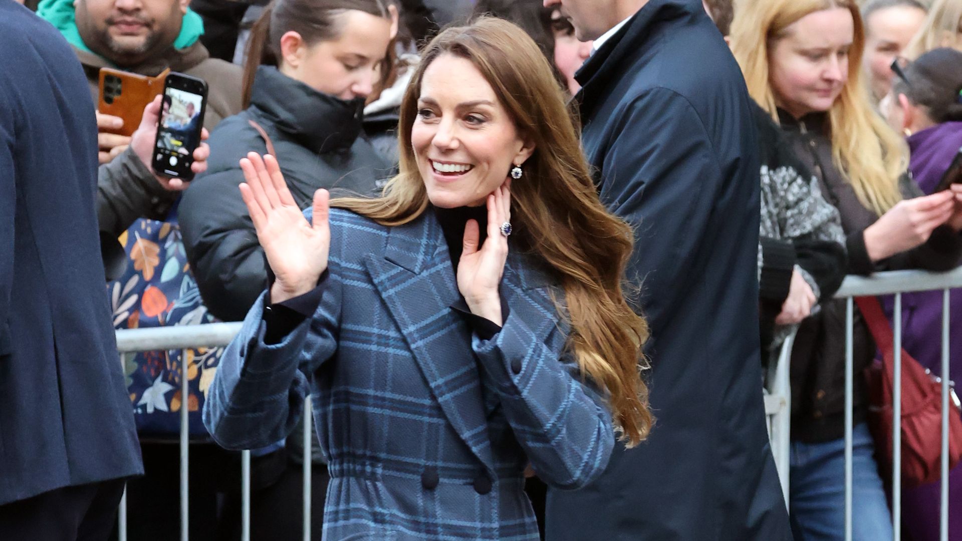 Prinzessin-Kate-zeigt-in-Schottland-ihr-Modedesign-Talent