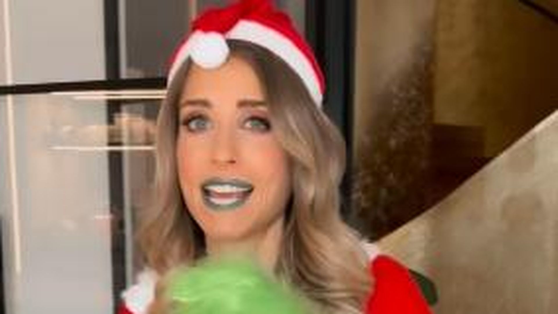 Grinch-Verkleidung-Netz-bel-chelt-Cathy-Hummels-Rap-Video