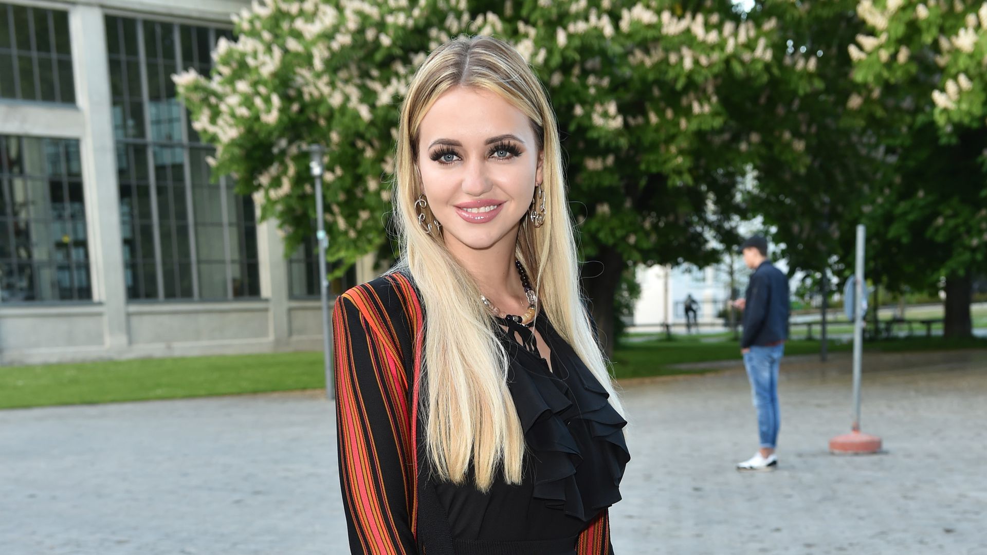 Bald nackt im TV Cathy Lugner geht zu "Naked Attraction"!