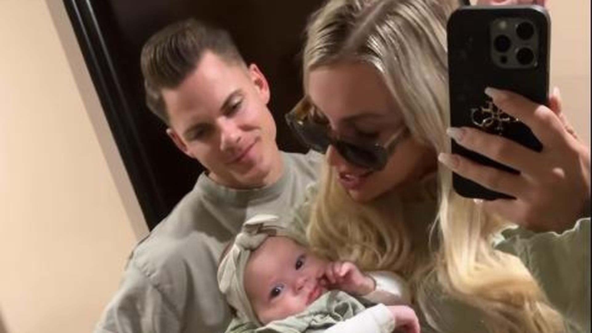 Cedric-Beidinger-und-Eliza-rasieren-ihrem-Baby-die-Haare-ab