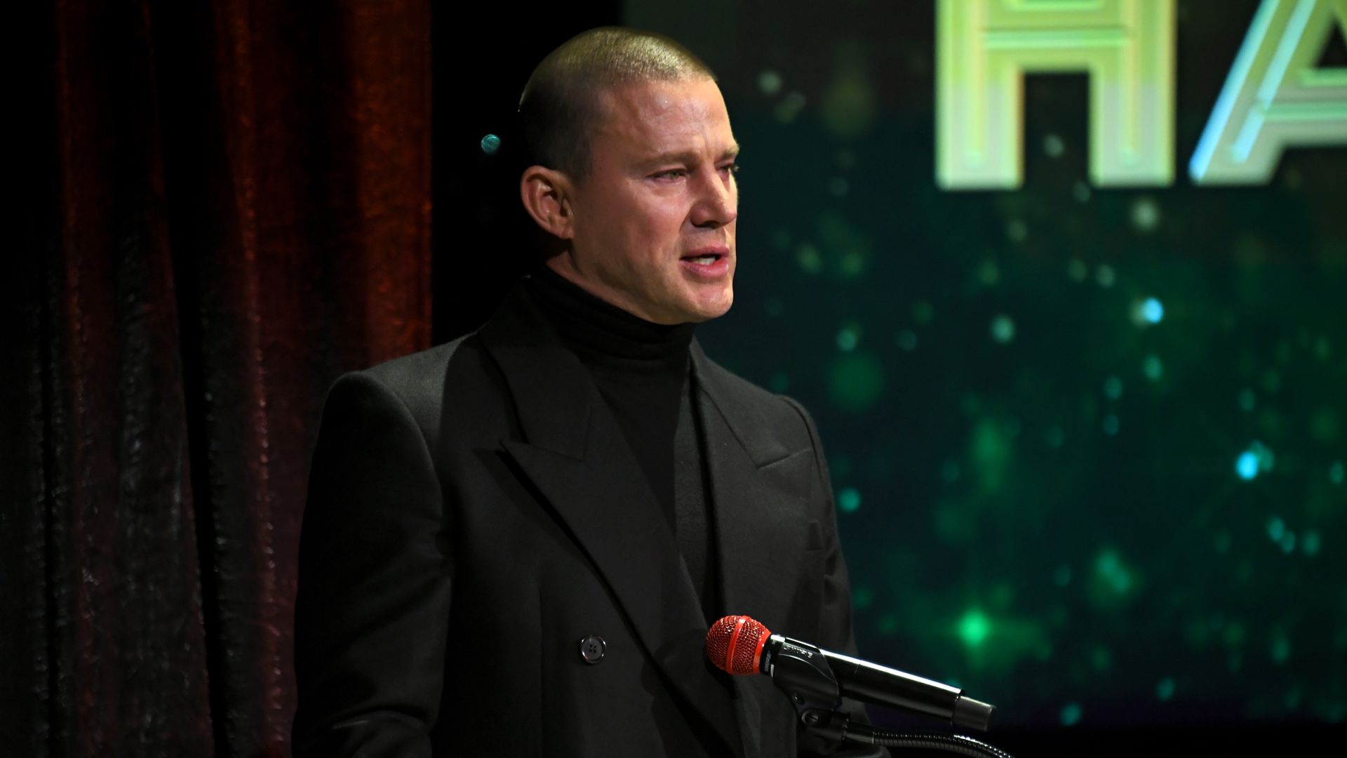 Channing-Tatum-ehrt-Magic-Mike-Co-Star-Stephen-Boss-