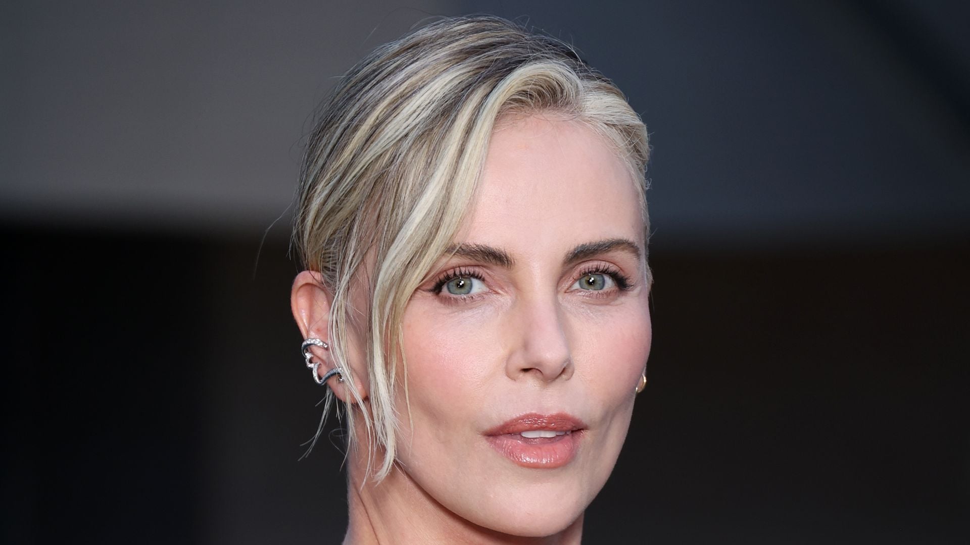 nuisette string dentelle transparente réglable féminin élégant séduisant bonnets armatures pendentif argent sangles collier maintien ajustement personnalisé polyamide élasthanne durable
