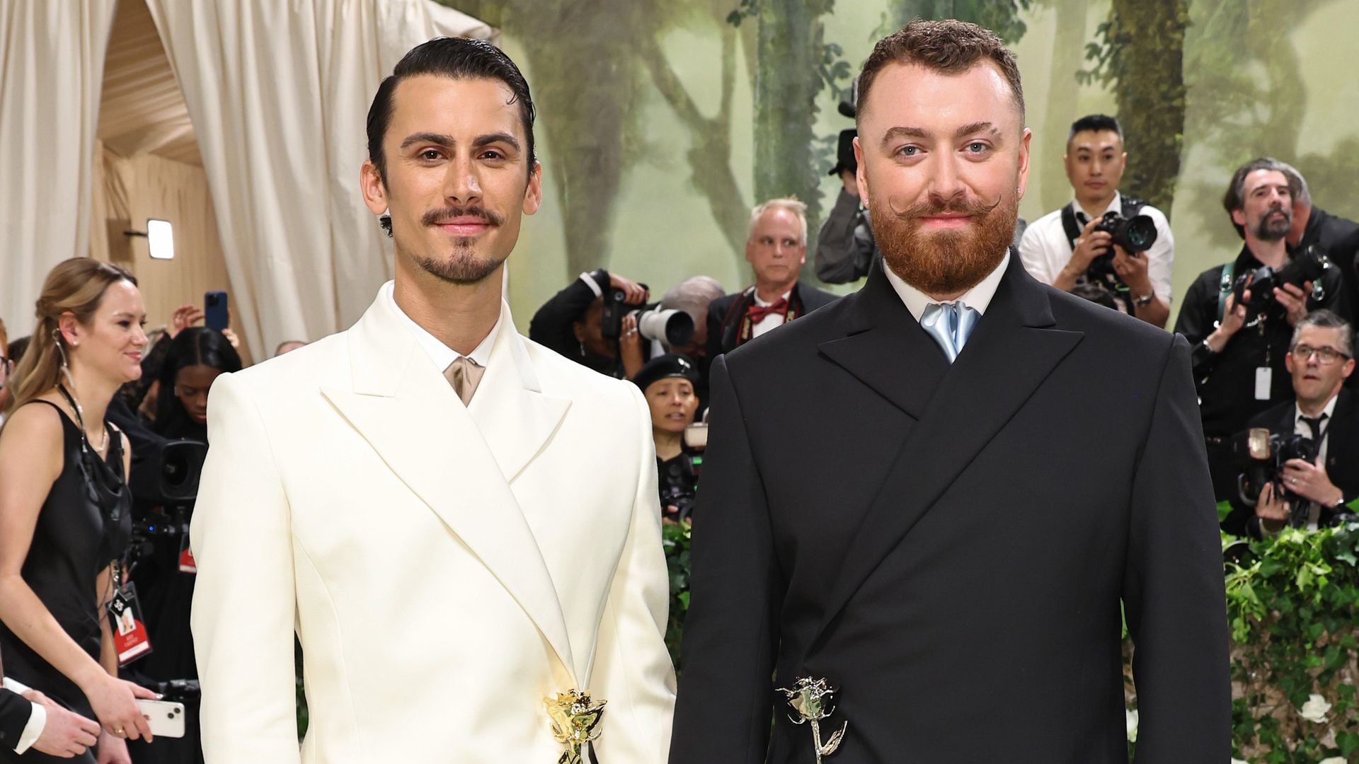 bei-met-gala-sam-smith-und-christian-feiern-ihr-paar-deb-t