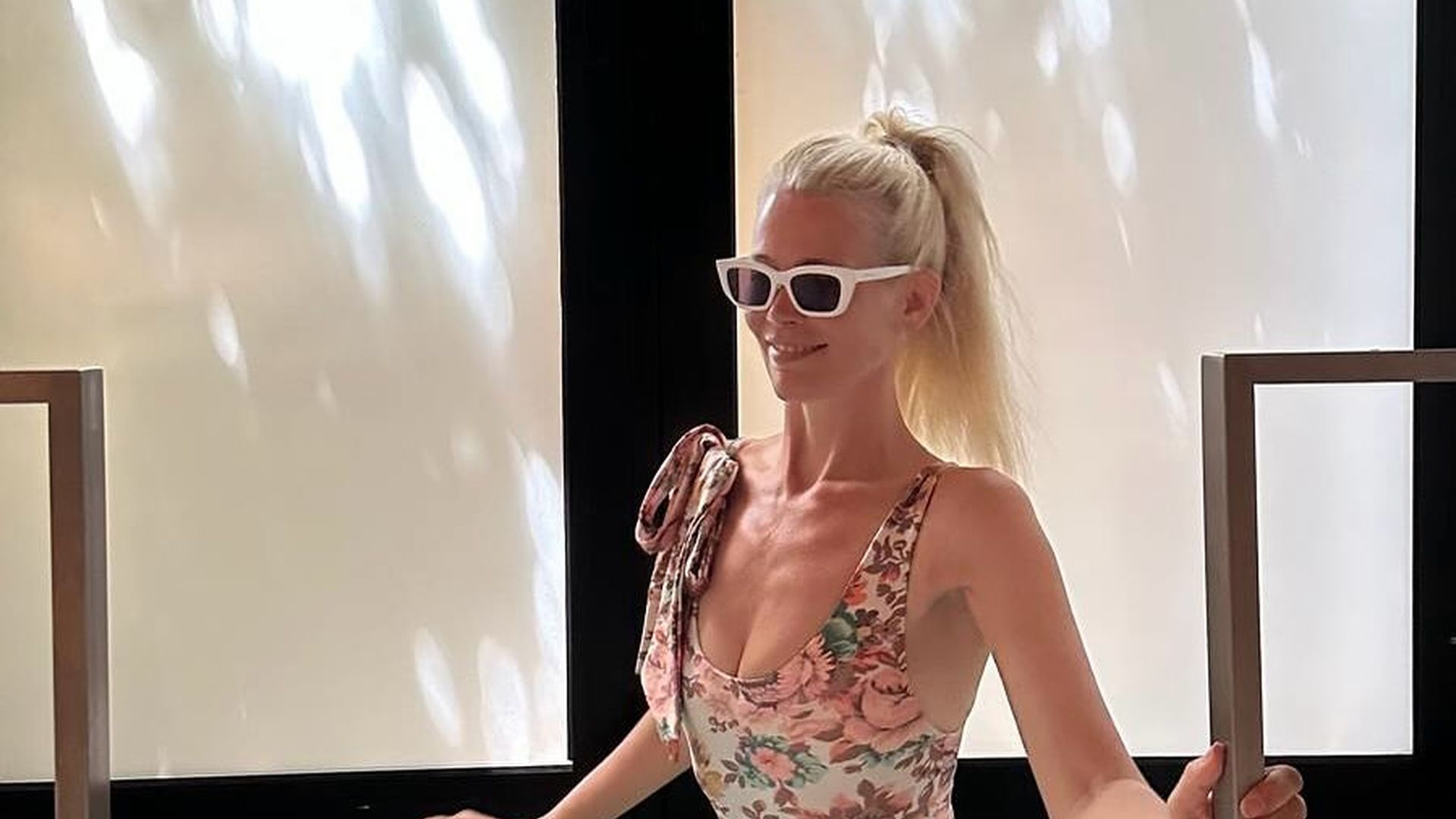 Claudia-Schiffer-54-zeigt-atemberaubende-Figur-beim-Eisbad